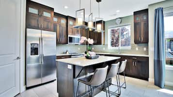 Luxury House, Mountain View | Private kitchen | Full-size fridge, microwave, oven, stovetop