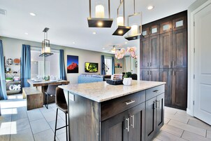 Casa de lujo, vistas a la montaña | Cocina privada | Frigorífico grande, microondas, horno y placa de cocina