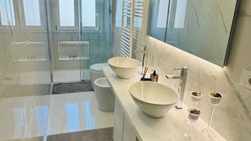 Dusche, Bidet, Handtücher, Toilettenpapier