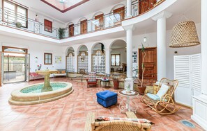 Interior - Beautiful home in Saint-Cyr-Sur-Loire (Saint-Cyr-Sur-Loire)