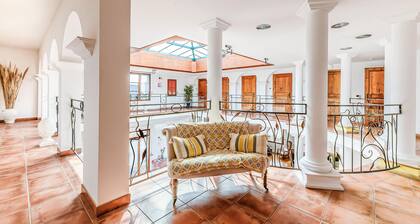 Beautiful home in Saint-Cyr-Sur-Loire