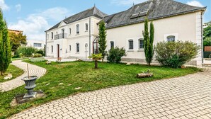 A two-story building with a paved driveway and a well-maintained lawn. - Beautiful home in Saint-Cyr-Sur-Loire (Saint-Cyr-Sur-Loire)