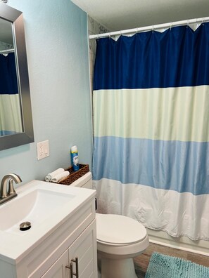 Towels, toilet paper - Tidy Apartment Near Hospital/PCC (Pensacola)