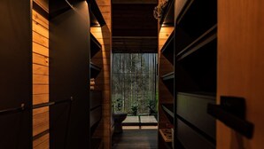 Un pasillo estrecho con paredes de madera y una puerta de listones al final.