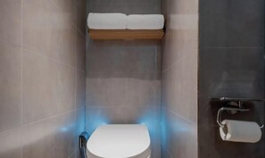 Bathroom - Homeinn Plus Hotel (Shanghai Bund Nanjing Road Pedestrian Street) (Shanghai)