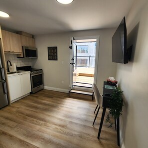 Microwave, oven, stovetop, coffee/tea maker - Balcony Studio Unit Queen Bed overlooking the city in Prime Downtown Location (Kitchener)