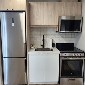 Mikrobølgeovn, ovn, kokeplater og kaffetrakter/tekoker