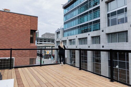 Balcony Studio Unit Queen Bed overlooking the city in Prime Downtown Location