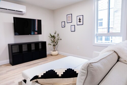 1 Bedroom Unit with living space and full kitchen Prime Downtown location