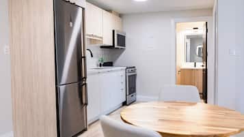 Een microgolfoven, een oven, een kookplaat