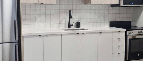 Microondas, horno, placa de cocina y cafetera o tetera