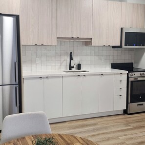 Mikrobølgeovn, ovn, kokeplater og kaffetrakter/tekoker