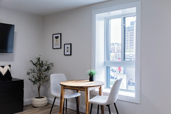 Dining - Trendy 1 queen bed studio Prime Downtown location (Kitchener)