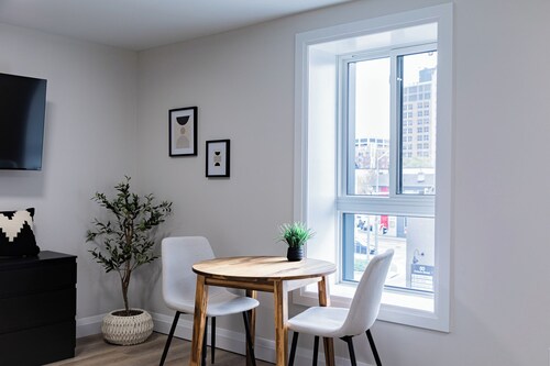 Trendy 1 queen bed studio Prime Downtown location
