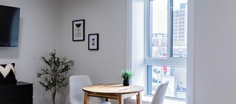 Trendy 1 queen bed studio Prime Downtown location