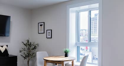 Trendy 1 queen bed studio Prime Downtown location