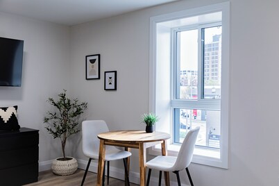 Trendy 1 queen bed studio Prime Downtown location