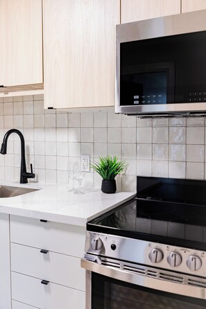 Microwave, oven, stovetop, coffee/tea maker - Trendy 1 queen bed studio Prime Downtown location (Kitchener)