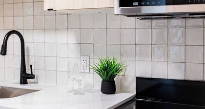 Trendy 1 queen bed studio Prime Downtown location