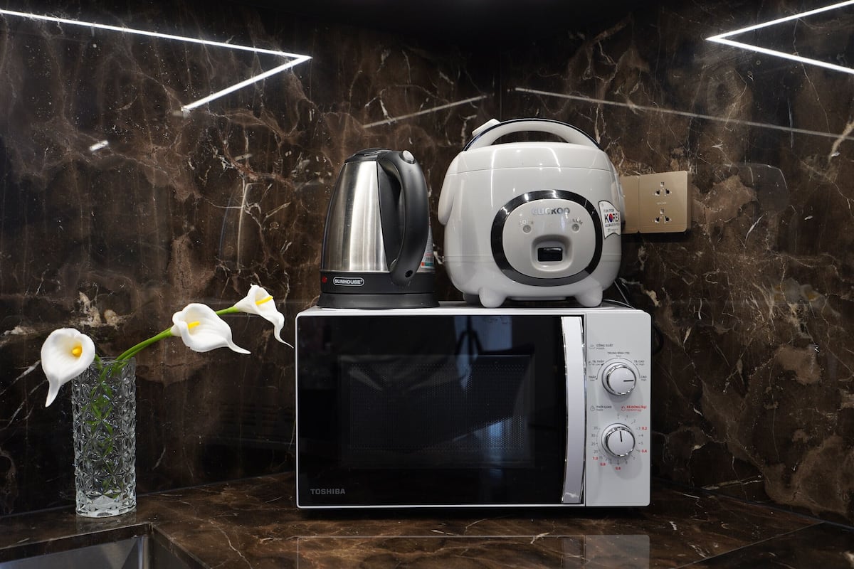 Full-size fridge, microwave, oven, stovetop