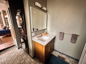 Shower, hair dryer, bidet, towels