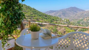 Outdoor dining - Casa Fuentezuelas Sayalonga by Ruralidays (Málaga)