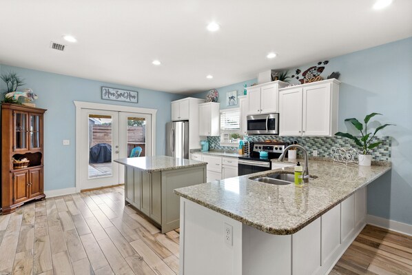 Jääkaappi, mikroaaltouuni, uuni, liesi