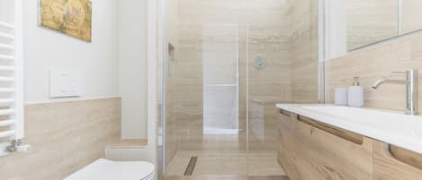 Dusche, Haartrockner, Bidet, Handtücher