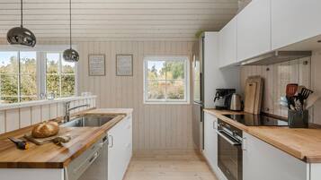 Køleskab, opvaskemaskine, kaffe-/temaskine