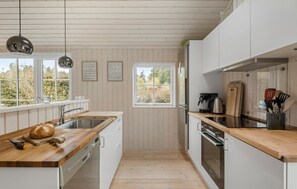 Kjøleskap, oppvaskmaskin og kaffetrakter/tekoker