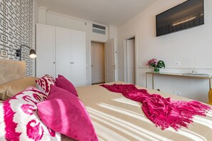 5 bedrooms, iron/ironing board, free WiFi, bed sheets