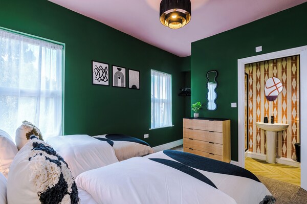 Modern 4-bedroom In Manchester - Salford