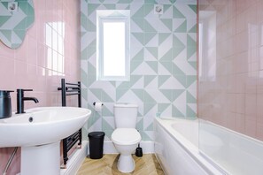 Family House | Bathroom - Modern 4-Bedroom in Manchester (Salford)