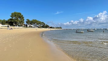 Chaises longues, serviettes de plage