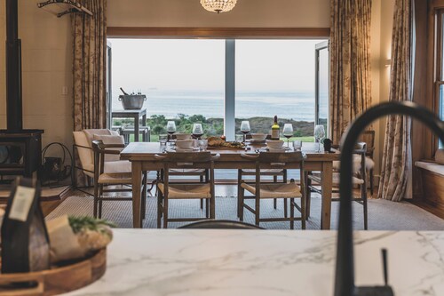 Extraordinary Coastal Elegance. Unique Kiwi Experience.