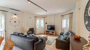 電視、壁爐、乒乓球設施、書籍