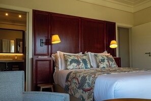 Minibar với thức ăn, đồ uống miễn phí, trang trí khác biệt, bàn 