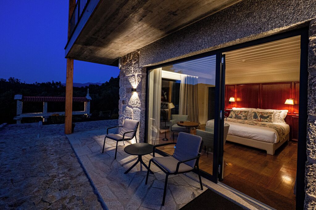 Quarto casal superior, vista para o vinhedo, ao lado da piscina | Frigobar (abastecido com alguns itens grátis), individualmente decorados