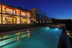 A two-story building with a swimming pool in front. - Quinta de Cypriano - Wine & Nature (Ponte da Barca)
