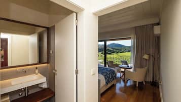 Superior Double or Twin Room, Vineyard View | Bilik Mandi | Kelengkapan dandanan diri percuma, pengering rambut, tuala disediakan