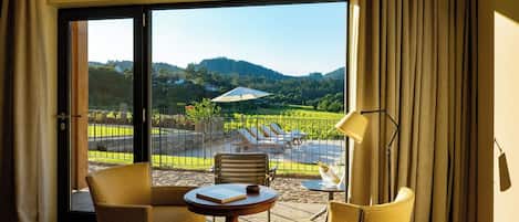 Chambre Standard double ou avec lits jumeaux, vue sur le vignoble, au bord de la piscine | Minibar contenant certains articles gratuits, décor unique, bureau