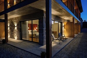 Superior tweepersoonskamer, uitzicht op wijngaard, aan het zwembad | Een minibar met enkele gratis items, individueel gedecoreerd, een bureau