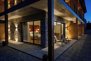 Quarto casal superior, vista para o vinhedo, ao lado da piscina | Frigobar (abastecido com alguns itens grátis), individualmente decorados