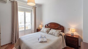 5 Schlafzimmer, Bügeleisen/Bügelbrett, Reisekinderbett, WLAN