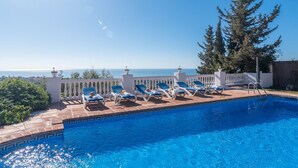 A swimming pool with lounge chairs and a view of the sea. - Finca Kriek Rincón de la Victoria by Ruralidays (Málaga)