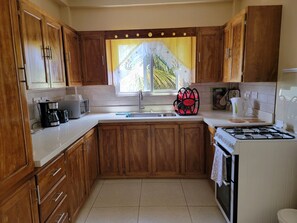 Fridge, microwave, oven, stovetop - Charming 2-bedroom hideaway near Cabier, full kitchen and air-conditioned rooms. (Bellevue)
