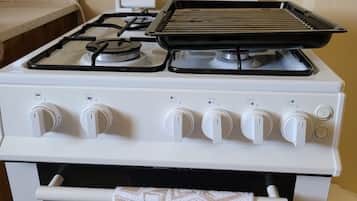 冷蔵庫、電子レンジ、オーブン、コンロ