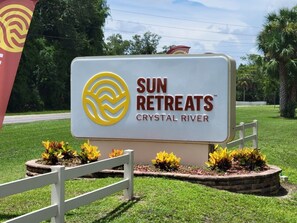 Property grounds - Cozy mobile home in charming Crystal River with WiFi and AC (Crystal River)