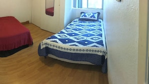 A room with two beds, one with a red bedspread and the other with a blue patterned bedspread. - Consulado casa de Lujo (Ciudad Juárez)