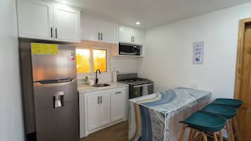 Frigorífico, microondas, horno y placa de cocina